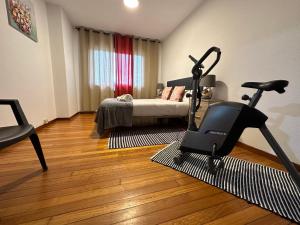 a room with a room with a bed and a treadmill at Oktheway Et Suseia in Sarria