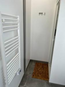 a white refrigerator with its door open in a room at Appartement Le Mans proche du circuit des 24h in Changé