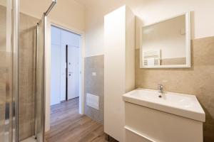Bilik mandi di JOIVY Lele Apartment with Swimming Pool +25 gambar