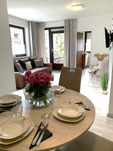 uma mesa de jantar com um vaso de flores em Winterberg Appartement 21112 em Winterberg