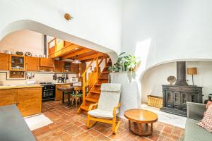 un soggiorno con cucina e piano cottura di BeGuest Casa Romãzeira Typical Vila ad Alfarrobeira