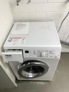 uma máquina de lavar roupa com uma caixa em cima em Winterberg Appartement 21112 em Winterberg