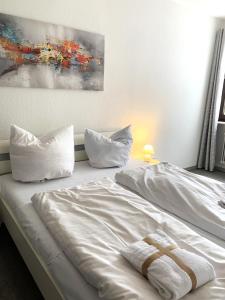 uma cama branca com duas toalhas em cima em Winterberg Appartement 21112 em Winterberg