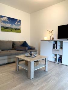 sala de estar con mesa de centro y sofá en Winterberg Appartement 21114, en Winterberg