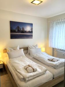 Dos camas una al lado de la otra en un dormitorio. en Winterberg Appartement 21114, en Winterberg 17 fotos más