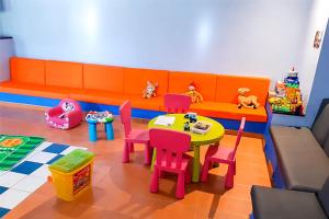 uma sala de brinquedos com uma mesa e cadeiras e um sofá em Kampaoh Esponellà em Esponellá