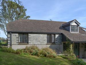 uma casa de tijolos com um telhado de gambrel em Wringford Farm Annexe em Cawsand