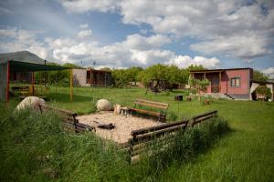 um parque com um banco e ovelhas num campo em Noravank L-and-L em Namazalu