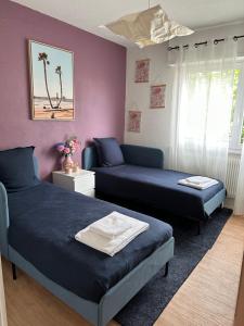 um quarto com 2 camas e um sofá em Villa Schmitt em Sélestat