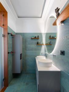 a bathroom with two sinks and a mirror at Eigner Suite 100 qm - Loft mit Ausblick in Calera