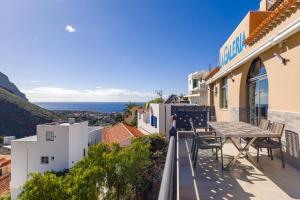 a balcony with a table and chairs overlooking the ocean at Eigner Suite 100 qm - Loft mit Ausblick in Valle Gran Rey