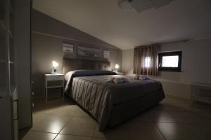 Un dormitorio con una cama grande y una ventana en Come a Casa Bed And Breakfast, en Boscoreale