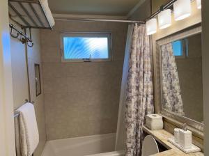 a bathroom with a tub and a sink and a shower at Palo Alto Quiet 1 Bedroom Stanford University in Palo Alto