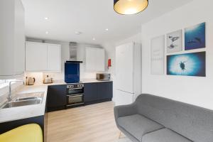 - une cuisine avec un canapé et un évier dans la chambre dans l'établissement Grayle House by Cliftonvalley Apartments, à Bristol