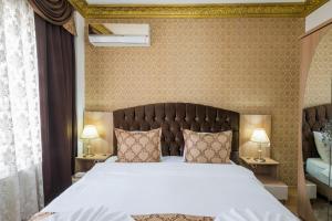 イスタンブールにあるPunto Suiteのベッドルーム1室(大型ベッド1台、ランプ2つ付)