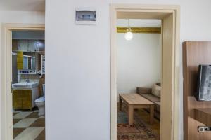 uma sala de estar com um sofá e uma mesa em Punto Suite em Istambul