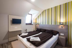 Кровать или кровати в номере Gasthaus Panzió