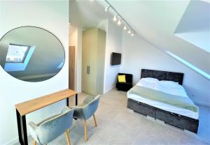una camera con letto, specchio e sedia di Apartament VIP Sztutolo z basenem a Sztutowo