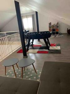 - un salon avec une table de ping-pong et 2 chaises dans l'établissement Villa Fleurs de Cannes 4*, à Saint-Louis