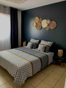 - une chambre avec un lit et un mur bleu dans l'établissement Villa Fleurs de Cannes 4*, à Saint-Louis