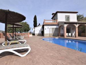 阿里納斯的住宿－Belvilla by OYO Villa Mariposa，别墅设有带椅子和遮阳伞的游泳池