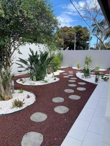 un jardin avec des rochers et des plantes au sol dans l'établissement Villa Fleurs de Cannes 4*, à Saint-Louis