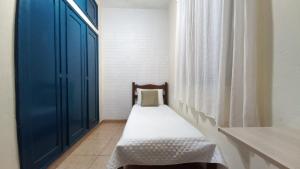 a small room with a bed and a window at Quarto Individual em Hospedaria no Centro in Ouro Preto