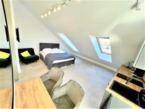 una camera con letto, scrivania e tavolo di Apartament VIP Sztutolo z basenem a Sztutowo