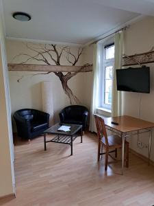 ein Wohnzimmer mit einem Baumbild an der Wand in der Unterkunft Gästehaus Villa Seraphinum in Dresden