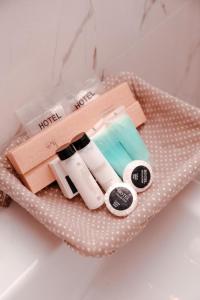 Лечебно-оздоровительный комплекс Ок-Жетпес في بوروفوي: وعاء مليء بأدوات النظافة ومستحضرات التجميل على منضدة +صورة واحدة