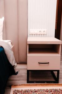 Лечебно-оздоровительный комплекс Ок-Жетпес في بوروفوي: غرفة نوم تقف ليلة بيضاء بجوار سرير