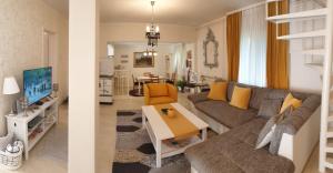 ein Wohnzimmer mit einem Sofa und einem Tisch in der Unterkunft Holiday home - Bogi 1 in Belgrad