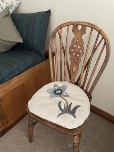 una silla de madera con una almohada en un sofá en Valerian en York