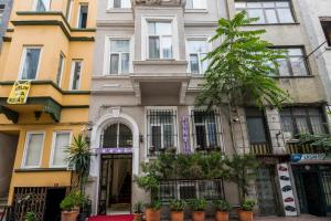 um edifício com vasos de plantas à sua frente em Punto Suite em Istambul