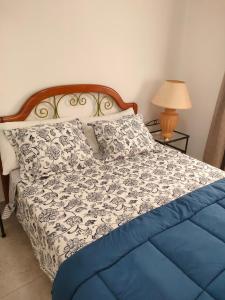 1 dormitorio con 1 cama con edredón azul en Casa Alba 1, en Puerto del Rosario