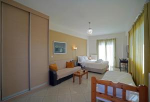 En eller flere senge i et værelse på SEMIRAMIS SUITES with pool + 115 billeder