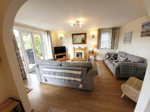 Sala de estar con 2 sofás y TV en Looe, Cornwall, Langunnett Cottage, en Looe