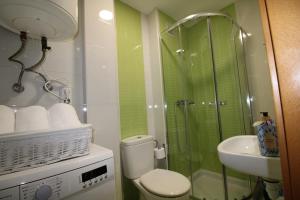 e bagno con doccia, servizi igienici e lavandino. di Adosinda Suite a Gijón