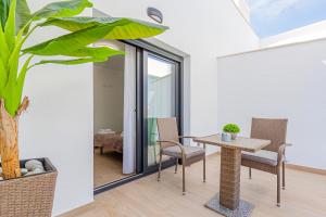 uma sala de jantar com mesa e cadeiras em PANORAMIC private pool home em Finestrat