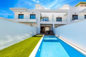 uma villa com piscina em frente a uma casa em PANORAMIC private pool home em Finestrat