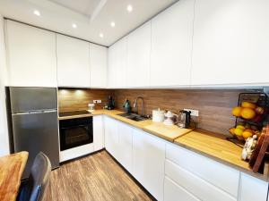 Kuchyň nebo kuchyňský kout v ubytování Apartments Monika & Breakfast Baskets 236