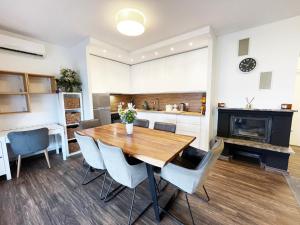 Kuchyň nebo kuchyňský kout v ubytování Apartments Monika & Breakfast Baskets 236