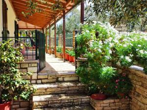 einen Backsteinsteg mit Pflanzen in einem Gebäude in der Unterkunft Villa Olive Garden, Kastanida - Paxoi in Gaios