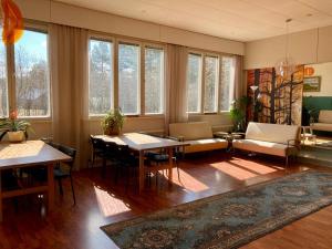 - un salon avec une table, des chaises et des fenêtres dans l'établissement Kotapiha, à Liperi