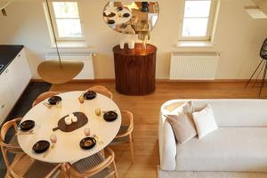 una sala de estar con una mesa y un sofá en Nuits De Mer, en De Haan 13 fotos más