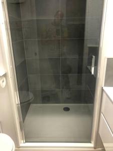 a man taking a picture of a shower in a bathroom at Studio 25m2 hyeres plages in Hyères