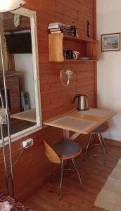 une table et une chaise dans une pièce avec un miroir dans l'établissement Vingi Apartment 12, à Pärnu