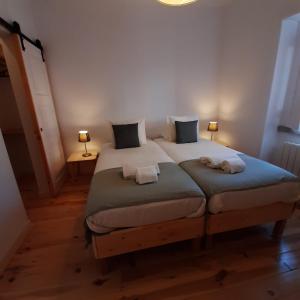 um quarto com uma cama com duas toalhas em Casa da Esquina - Sintra em Sintra