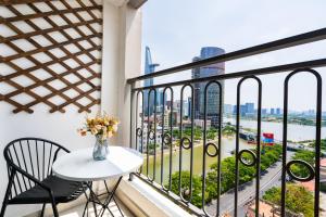 d'un balcon avec une table et une vue sur la ville. dans l'établissement Saigon Royal Apartment with Panorama City View, à Hô-Chi-Minh-Ville