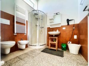 Masseria Contursi - Donna Camilla في سانتيرامو إن كولي: حمام مع مرحاض ومغسلة ودش